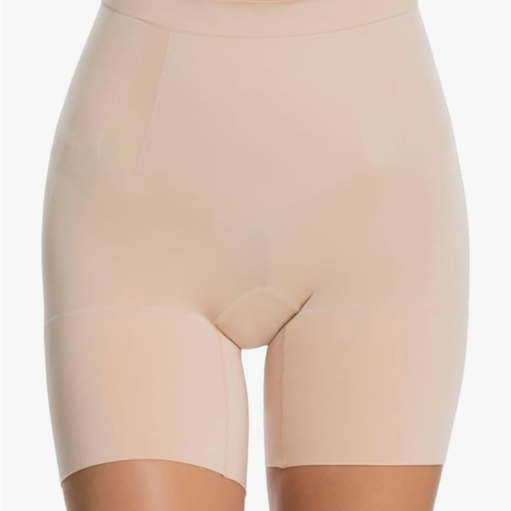 Soft nude Spanxsculpt OnCore Mid-Thigh Short. Size medium.